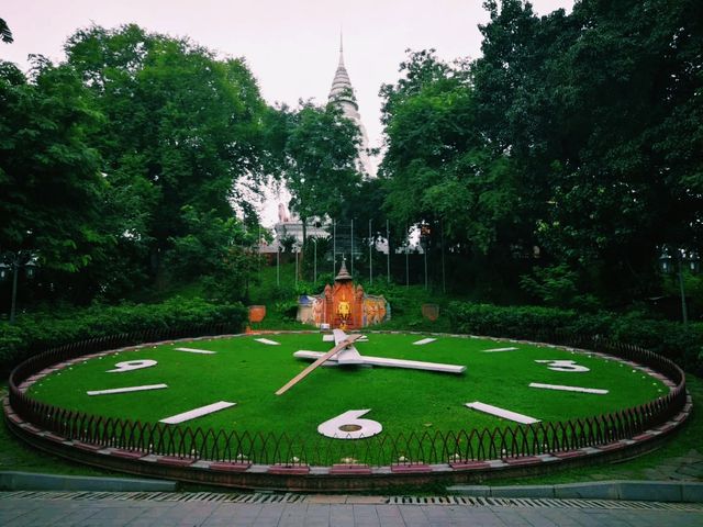 柬埔寨金邊著名寺廟景點：塔山寺វត្តភ្នំដូនពេញ，適合打卡拍照📸