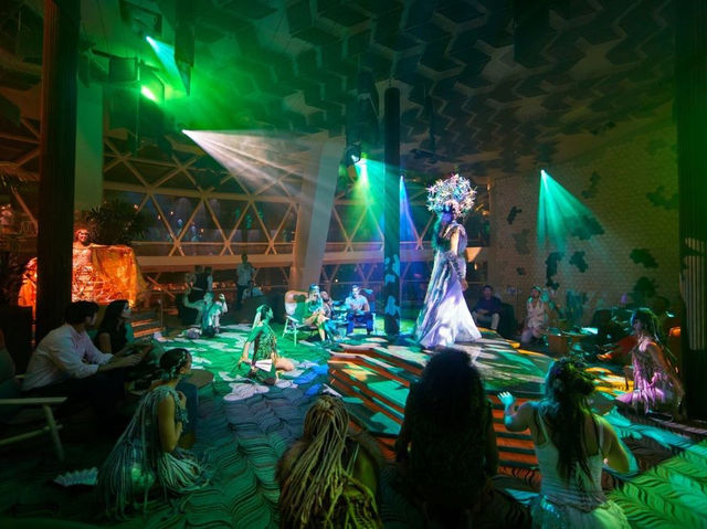 🌌 CELEBRITY ECLIPSE: Where Relaxation Meets Next-Level Luxury! 🍸