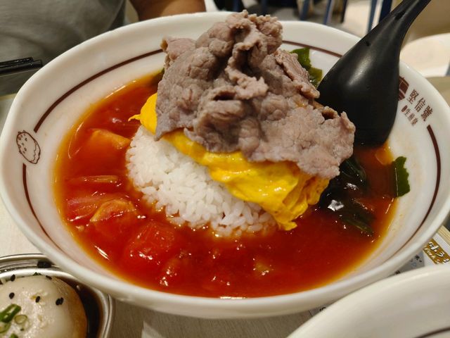 【屯門美食】時代廣場《堅信號》探店：香濃擔擔麵x創意番茄套餐🍜🍅