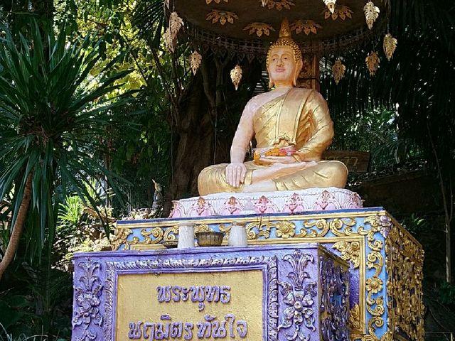 ไหว้พระธาตุผาเงา  เชียงแสน