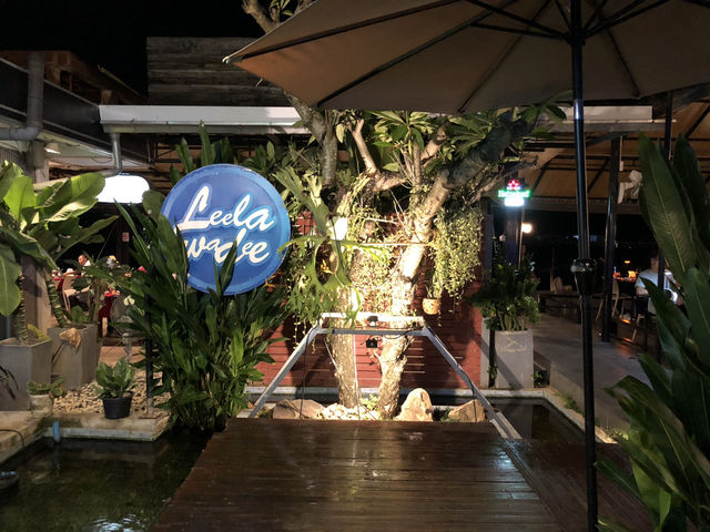 川を彩る素敵な料理🍽️🥂と風景🏞️と生演奏🎷🎸
