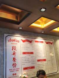 曼谷｜吃超飽！段哥餐  廳打拋豬＋歐姆蛋飯辣得過癮還送飲料！女孩都吃到撐  