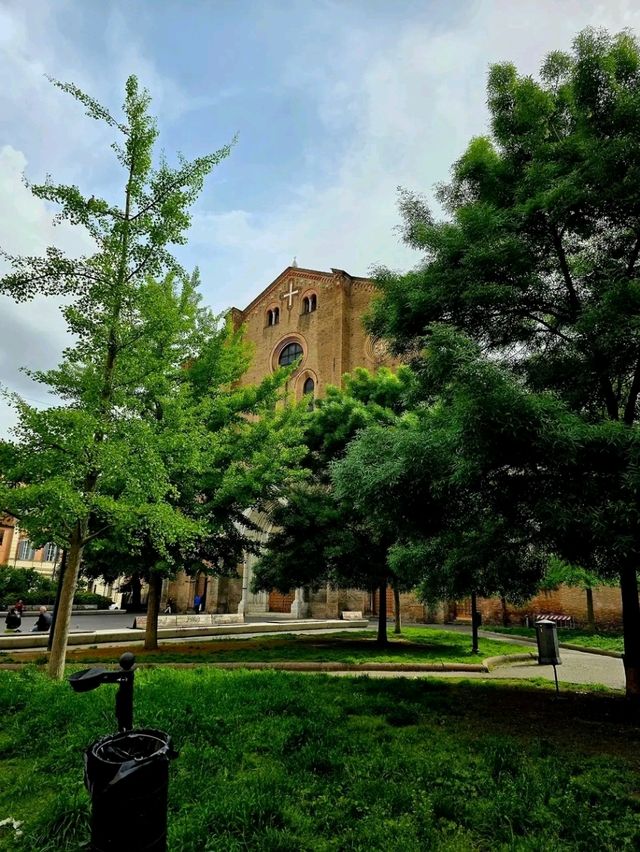 Bologna – Italy’s Underrated Gem of Food, Knowledge & Soul