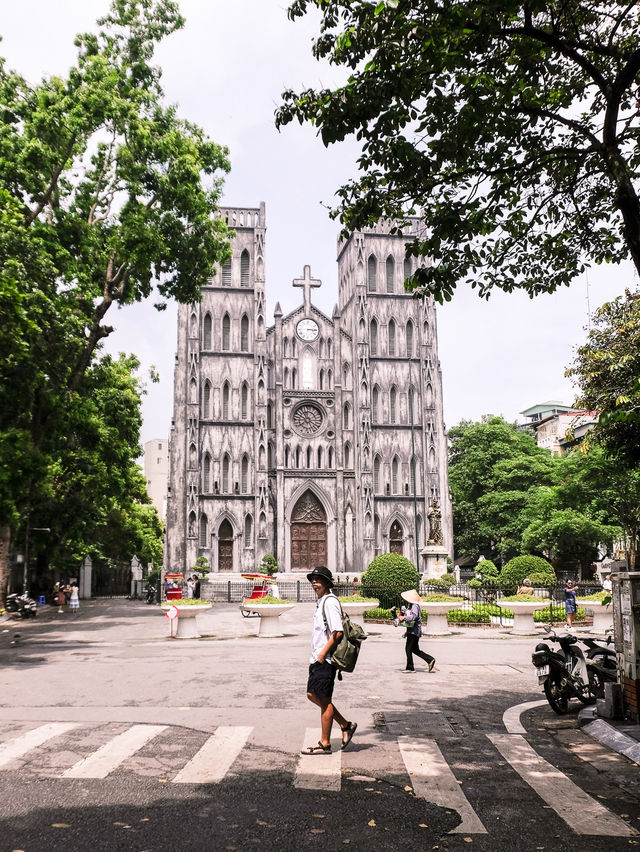 St. Joseph’s Cathedral โบสถ์เก่าแก่เมืองฮานอย