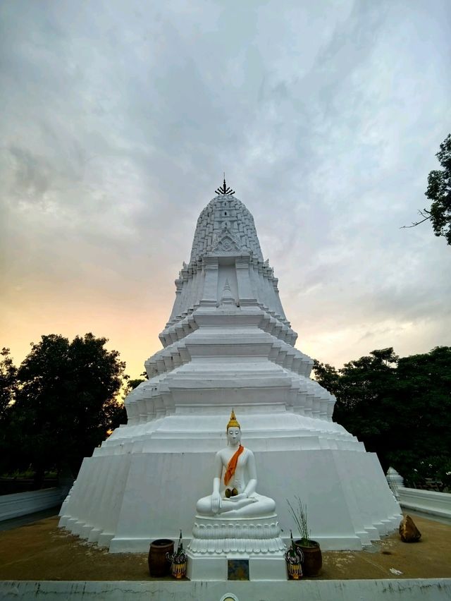 วัดกษัตราธิราช – เสน่ห์แห่งสายน้ำในฤดูหลาก