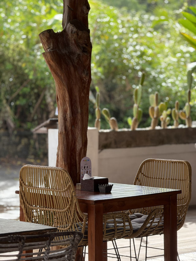 Neighborhood cafe in southwest Lembongan