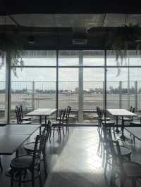 กินข้าวไป มองวิวเครื่องบินไปที่ CORAL FOOD HALL