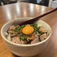 市場裡的隱藏系拉麵店，麺家ゆきたく的濃湯與叉燒飯太可以