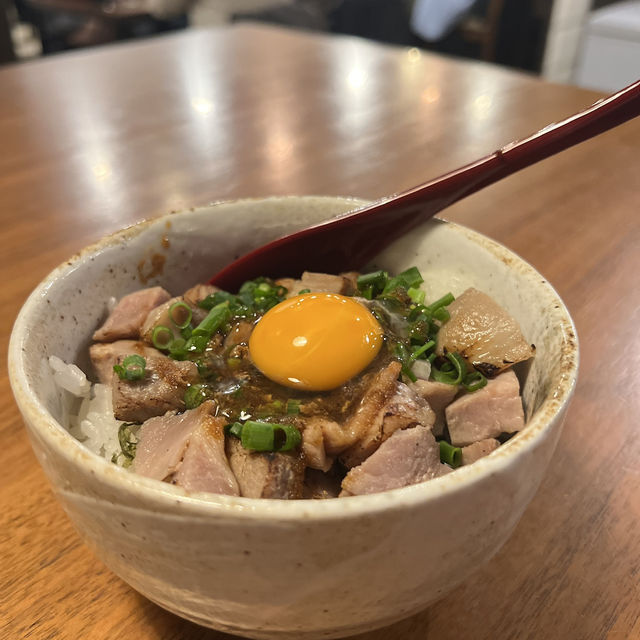 市場裡的隱藏系拉麵店，麺家ゆきたく的濃湯與叉燒飯太可以