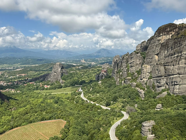 石柱上的隱世修道院⛰️