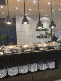 歐洲的飯店餐廳真是只能用大又美來形容