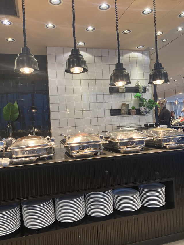 歐洲的飯店餐廳真是只能用大又美來形容
