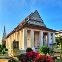 สักการะพระพุทธมหาจักรพรรดิ พระพุทธรูปทรงเครื่อง