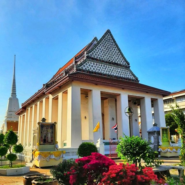 สักการะพระพุทธมหาจักรพรรดิ พระพุทธรูปทรงเครื่อง