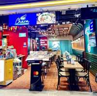 ✈️ スワンナプーム空港で快適な旅を！ タイ料理からカフェ、免税店まで充実の施設で、出発前の時間もゆったり過ごせます。 