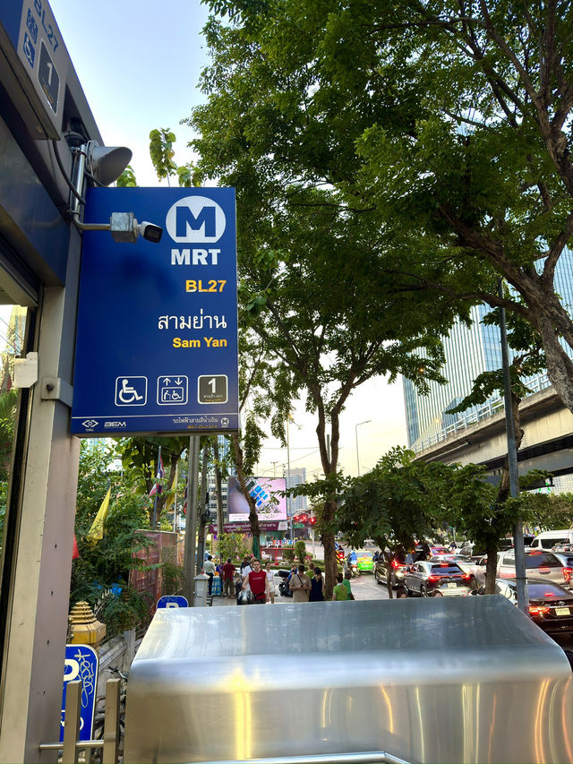 MRT1分！ワット・フアランポーンで夕景の黄金仏に祈るバンコク街中寺院体験