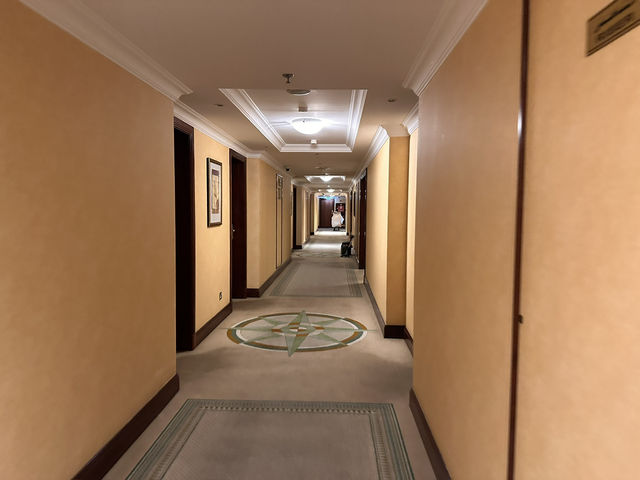 【Corniche Hotel／コーニッシュ ホテル｜アブダビ“五つ星体験が5,000円宿泊で叶う快適ステイ”】