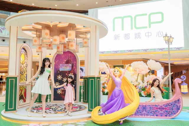 迪士尼公主經典場景  逾5,000朵仿真花打造
