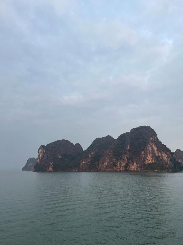 🚤世界遺産の絶景「ハロン湾」で、幻想的なクルーズ体験を
