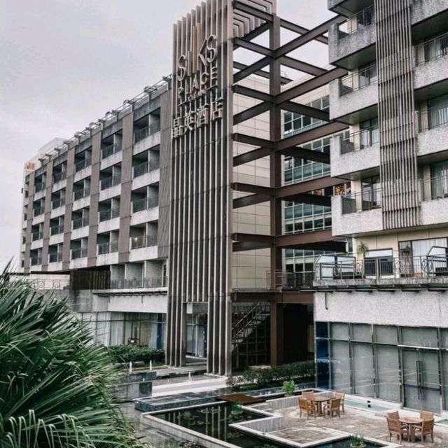當孩子開著BMW兒童車去拿外賣，你才懂什麼叫『寵小孩無極限』！