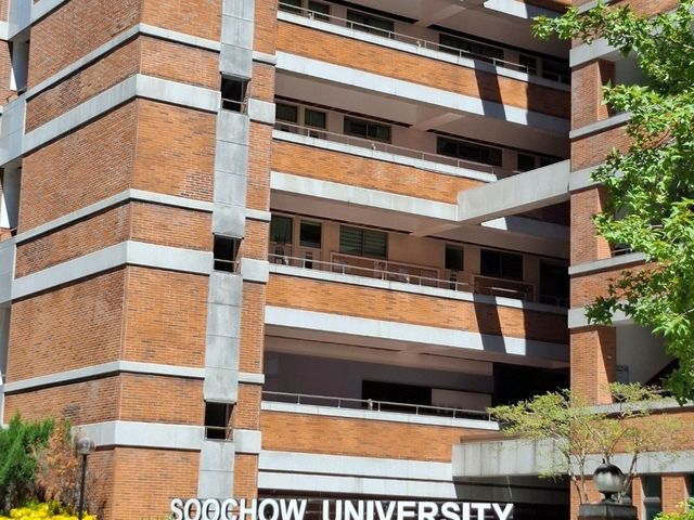 位於台北市博愛特區的 東吳大學城中校區，是一座與城市緊緊相連的校園。