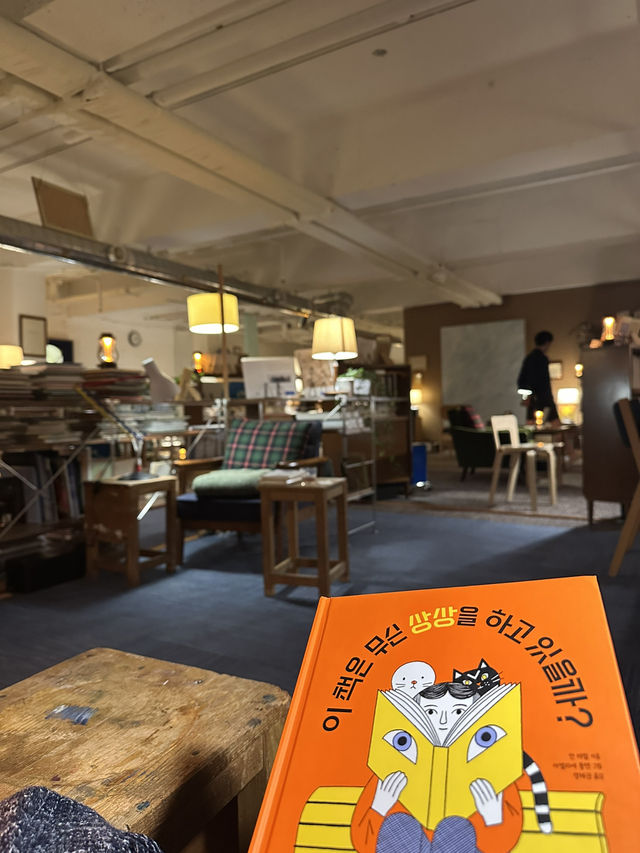 이태원 한가운데 작은 우리만의 비밀공간📚 블루도어 북스 이태원 한가운데 작은 우리만의 비밀공간📚 블루도어 북스