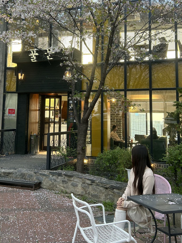 편안하게 커피와 여유를 즐길 수 있는 공간 ☕