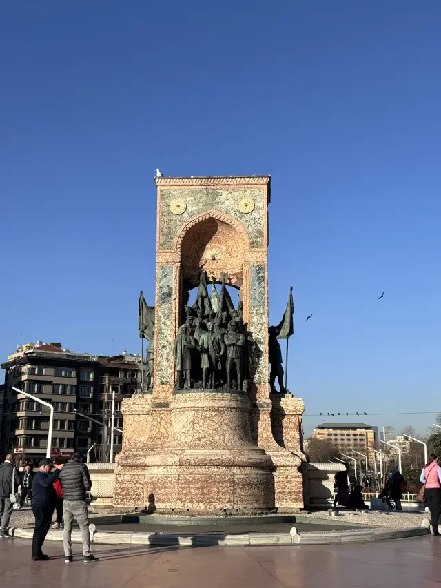 Must-Visit Spots in Istanbul: Blue Mosque and Taksim Square