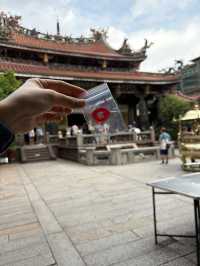 ขอความรักที่ วัดหลงซาน (Longshan Temple)