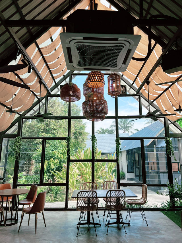 Lakeside Café at Sepang Circuit: Dining with a View