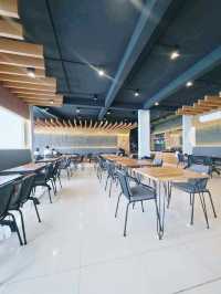it’s a favorite among tourists looking for a clean, comfortable alternative to street food.