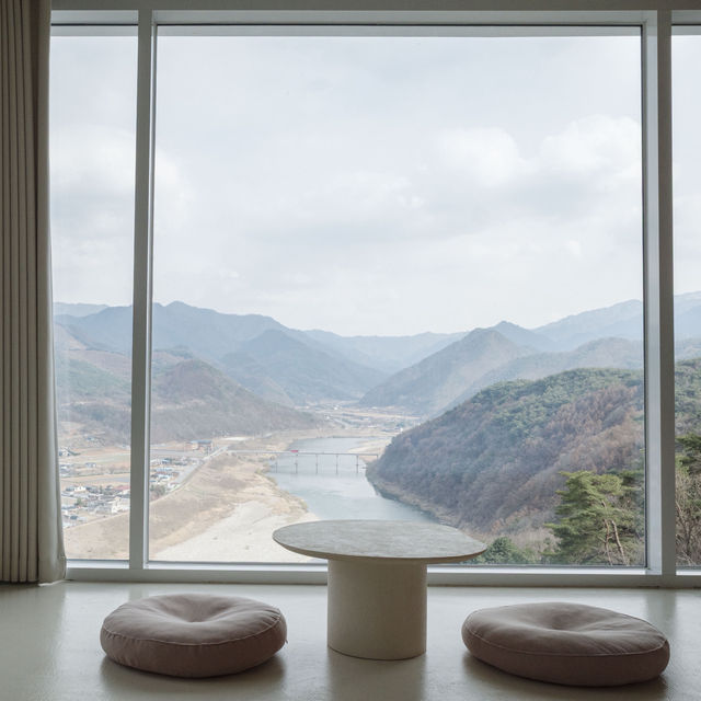 현관 옆부터 시작되는 프레임—남한강이 만든 곡선의 뷰 현관 옆부터 시작되는 프레임—남한강이 만든 곡선의 뷰