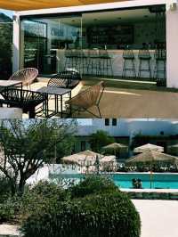 파도와 햇살이 어우러진 밀로스의 하루