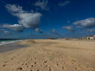 サル島での太陽、砂浜、そして静寂