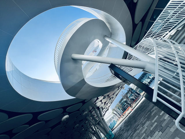 雲朵造型的高雄車站