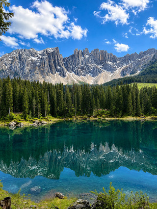 卡雷扎湖 (Lago di Carezza)：多洛米蒂山脈的彩虹湖