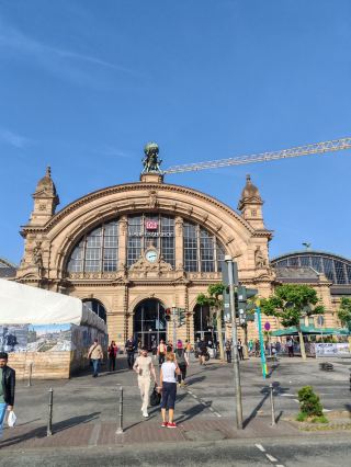 法蘭克福城市風情:新舊交融 🇩🇪✨

體驗法蘭克福充滿活力、兼具歷史底蘊與現代氣息的獨特魅力!從歷史瑰寶到未來主義摩天大樓,這座城市將為您帶來一場融合文化、購物和河濱漫步的都市探險之旅。

第一站:羅馬廣場

必做之事:漫步於鵝卵石鋪就的廣場,沉浸於中世紀建築的韻味,並參觀標誌性的羅馬廣場(市政廳)。

拍照點:捕捉那些半木結構的立面-最佳角度是從噴泉方向拍攝市政廳。

小撇步:早點到達,避開人潮,還能在附近的烘焙店買到新鮮的椒鹽捲餅!

下一站:美因塔

必做之事:登上觀景台,飽覽城市全景-尤其是在日落時分,景色更是美不勝收。

拍照點:捕捉美因河蜿蜒穿過玻璃和鋼鐵建築,俯瞰下方城市的壯麗景色。

小撇步:線上購票可免排隊,記得帶件輕薄外套(山頂風比較大!)。

漫步棕櫚園

必做之事:探索法蘭克福鬱鬱蔥蔥的植物園-在異國植物間享受午間休憩的絕佳去處。

拍照點:春夏兩季,玫瑰園是絕佳的拍照打卡點。

小貼士:帶上野餐籃或在花園咖啡館享用咖啡。

注意事項

法蘭克福適合步行遊覽,但要注意繁忙的騎行者——專用自行車道隨處可見。部分博物館和景點週一休館,請在出發前查看開放時間。

#法蘭克福 #德國旅遊 #城市指南 #歐洲探險 #城市探索