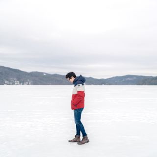 在莫瑞湖的冰凍湖面上漫步
