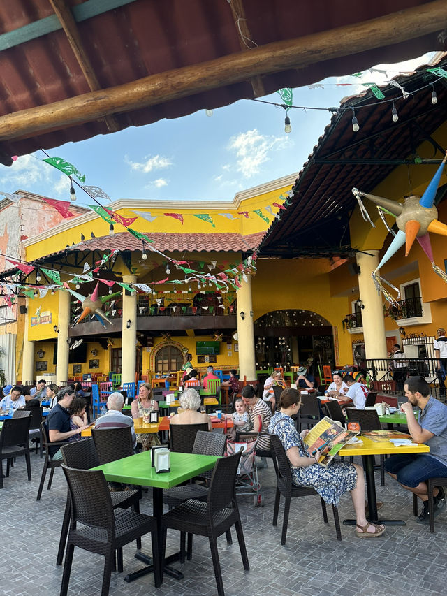 カンクン🇲🇽カラフルで可愛いレストラン🌮