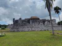 The sea and the ancient building of Tulum