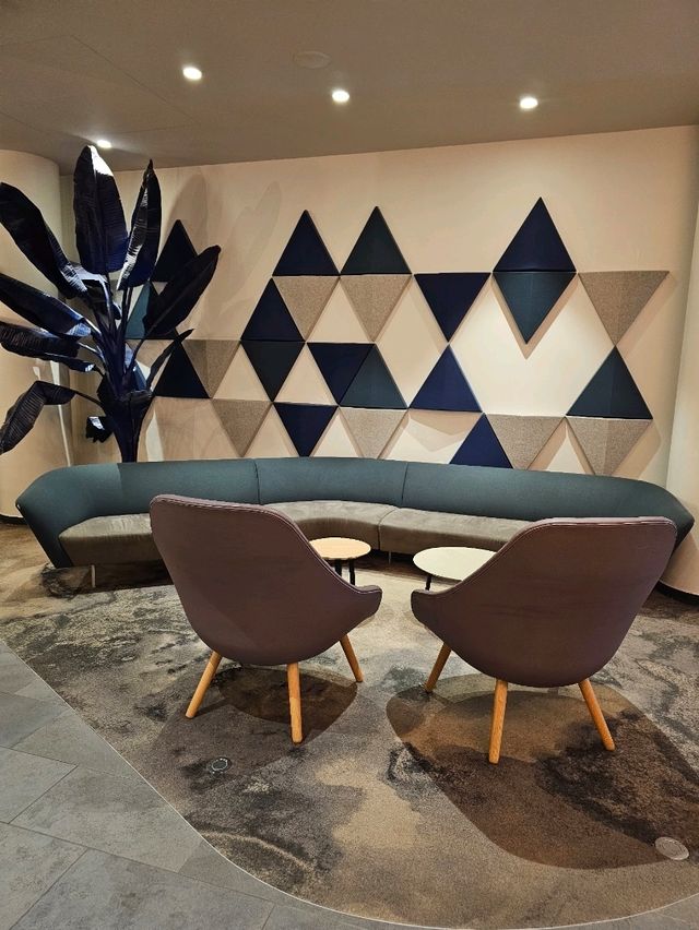 Convenient Comfort at Holiday Express, Paris T2