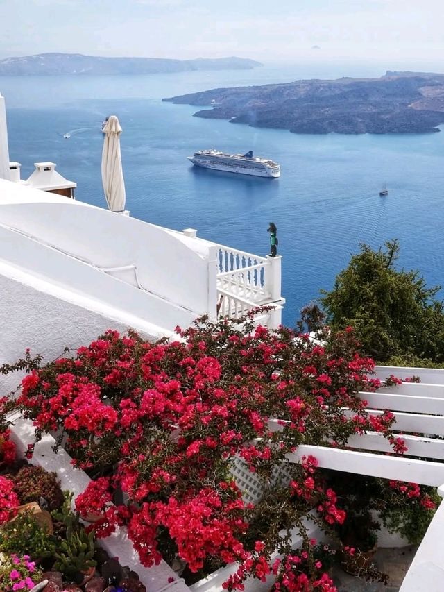 🌅 Where Sunsets Kiss the White Walls – Oia, Santorini, Greece