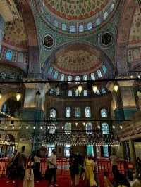 🕌✨“Grace by the Golden Horn: A Peaceful Pause at Yeni Camii”✨🕌