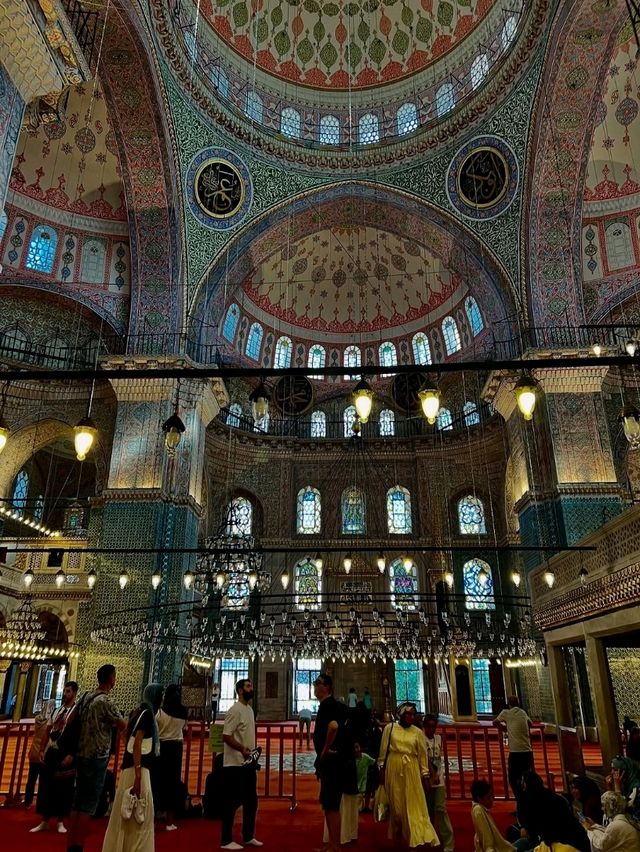 🕌✨“Grace by the Golden Horn: A Peaceful Pause at Yeni Camii”✨🕌