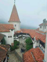 有供暖的先進城堡，Peleș Castle（佩雷什城堡）位於 羅馬尼亞喀爾巴阡山脈的錫納亞（Sinaia）