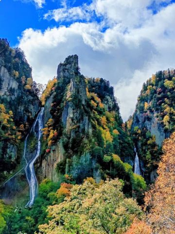 Meteor Waterfall: Nature’s Thunderous Veil 💦✨