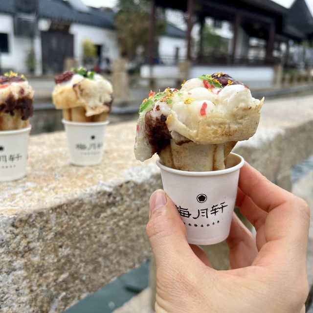 中国/蘇州　平江路で行列が出来ているおやつ梅花糕