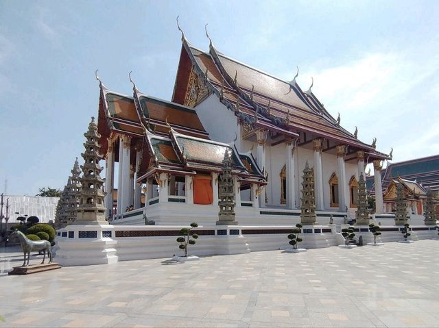 Unveiling Wat Suthat's Serene Grandeur! 🇹🇭