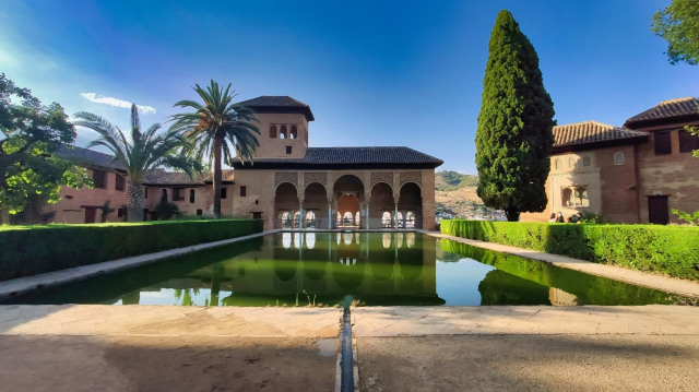 A Visitor's Guide to the Alhambra_ History, Art, and Gardens