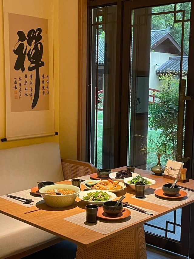 隱秘在山林深處的桃源居所。
